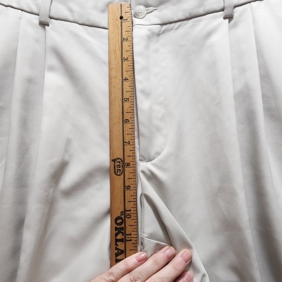 Greg Norman Shorts Men's 36 Cream Beige Golf Chino Pleated - Picture 3 of 9